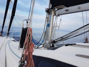 Un skipper français miraculé après avoir passé seize heures sous la coque  de son voilier renversé